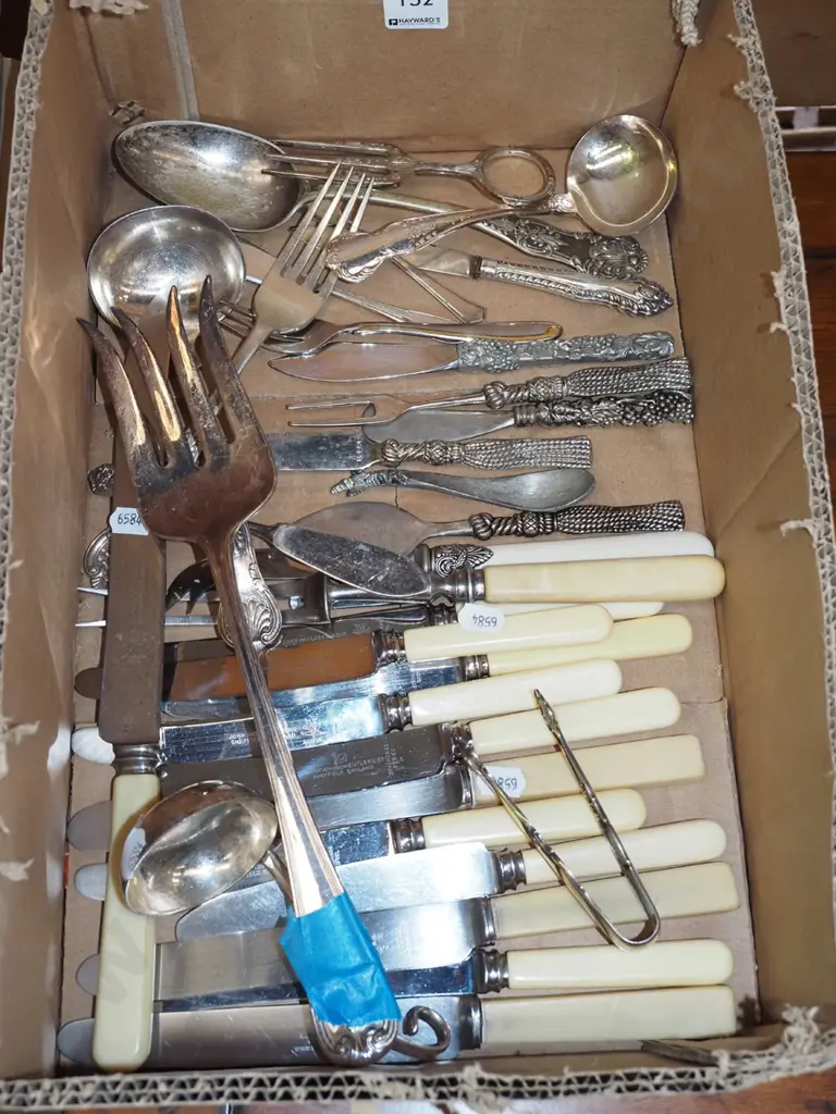 box of cutlery Image 1++