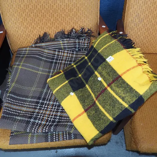 2x woollen travel rugs