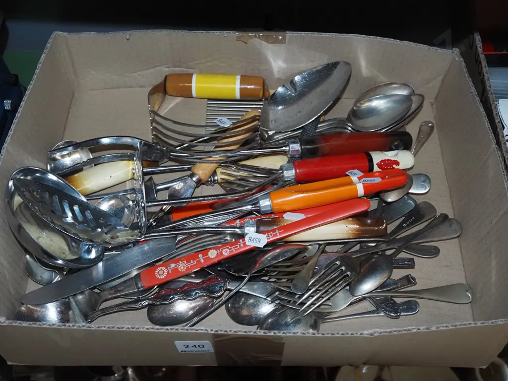 box; kitchen utensils, cutlery Image 1++