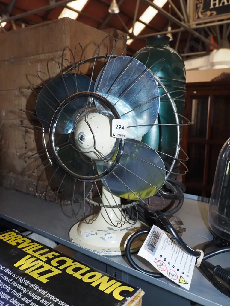 retro table top fan Image 1++