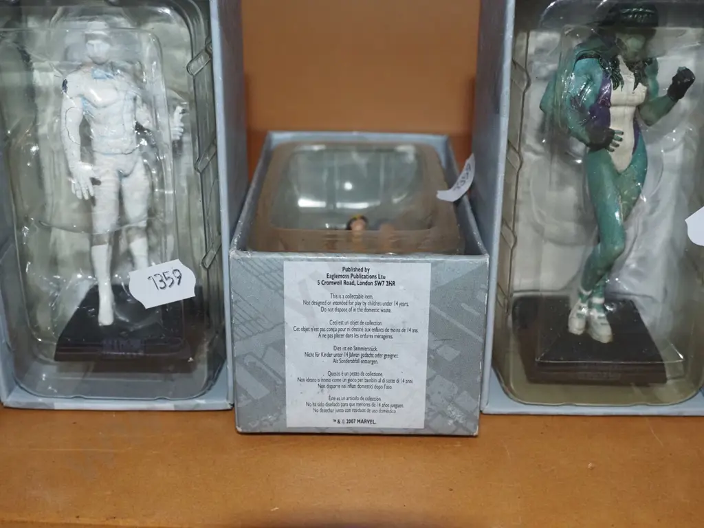 7x boxed Marvel figurines  Image 1++