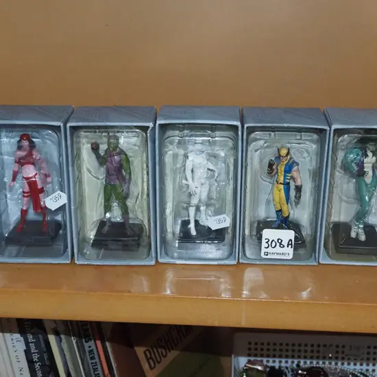 7x boxed Marvel figurines 