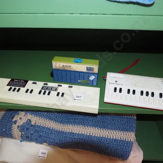 2x mini keyboards, small Sanyo transistor radio - faults. One keyboard has damage to battery compartment