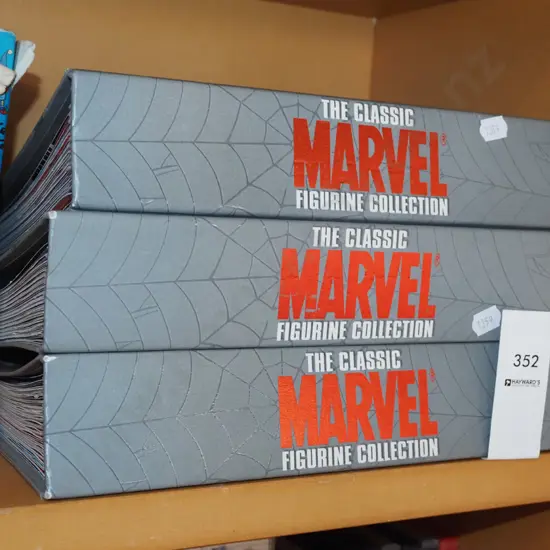 3x Marvel figurine collection binders, magazines
