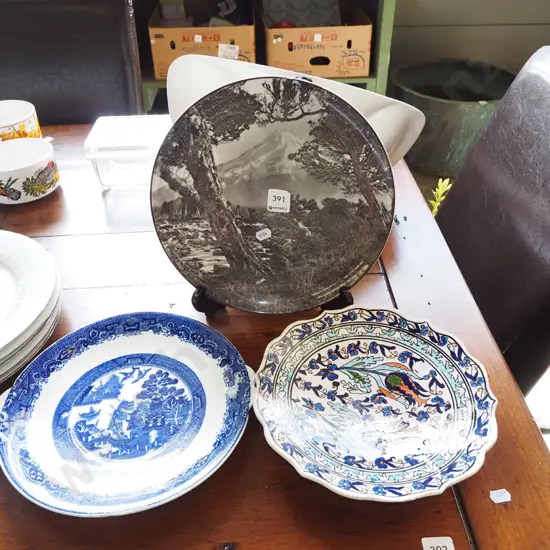 Royal Doulton Taranaki picture plate, 2x bowls