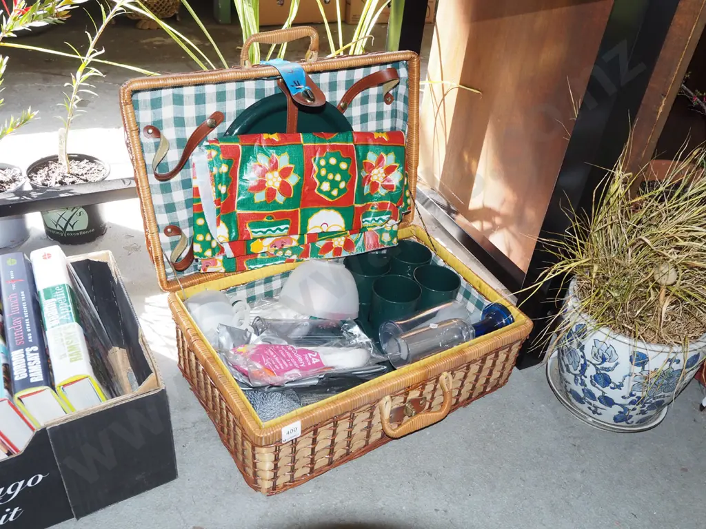 picnic hamper and contents Image 1++
