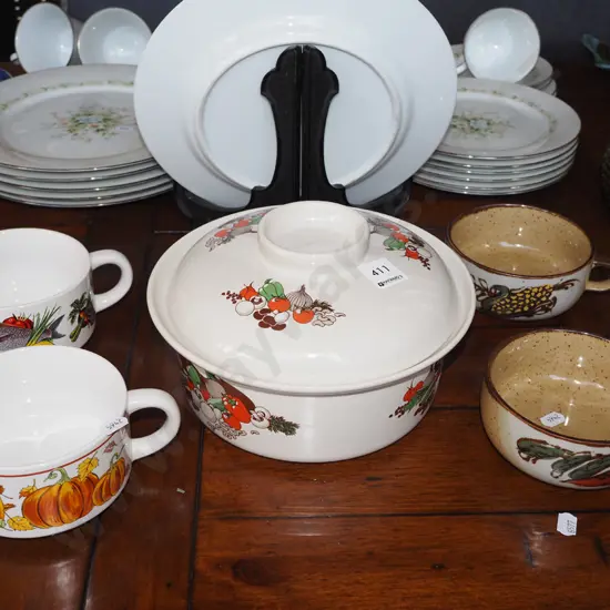 4x soup bowls, lidded casseroles