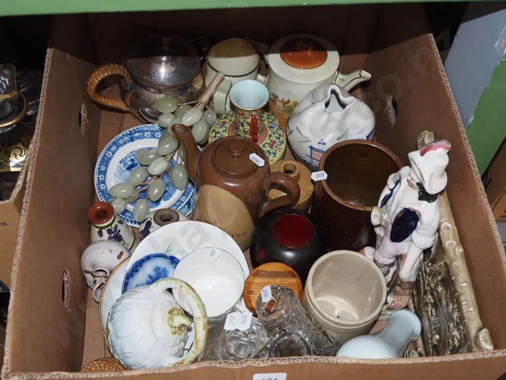 box; figurines, faux grapes, cups etc Image 1++