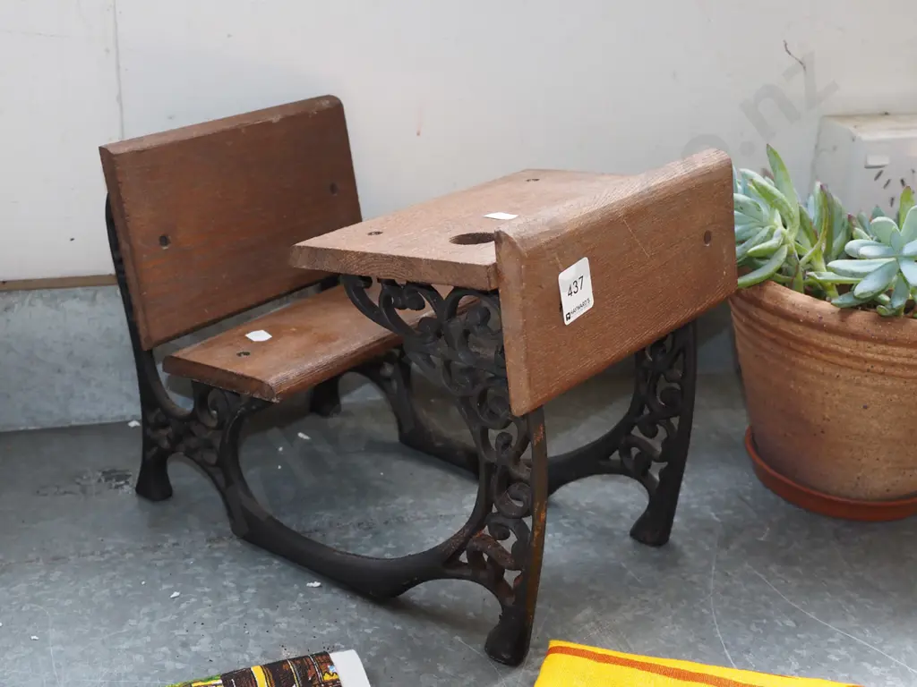 doll's old school desk Image 1++