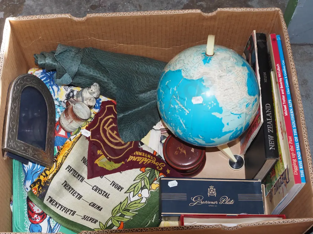 box; tea towels, frames etc Image 1++