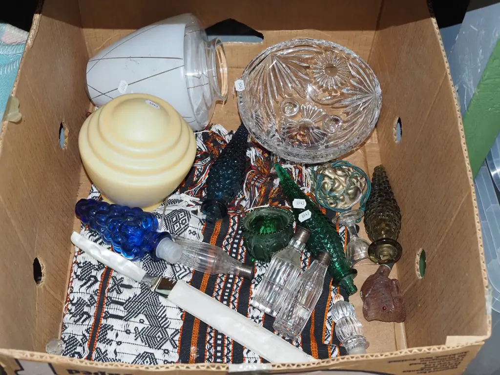box; tablecloth, footed glass bowl, light shades etc Image 1++