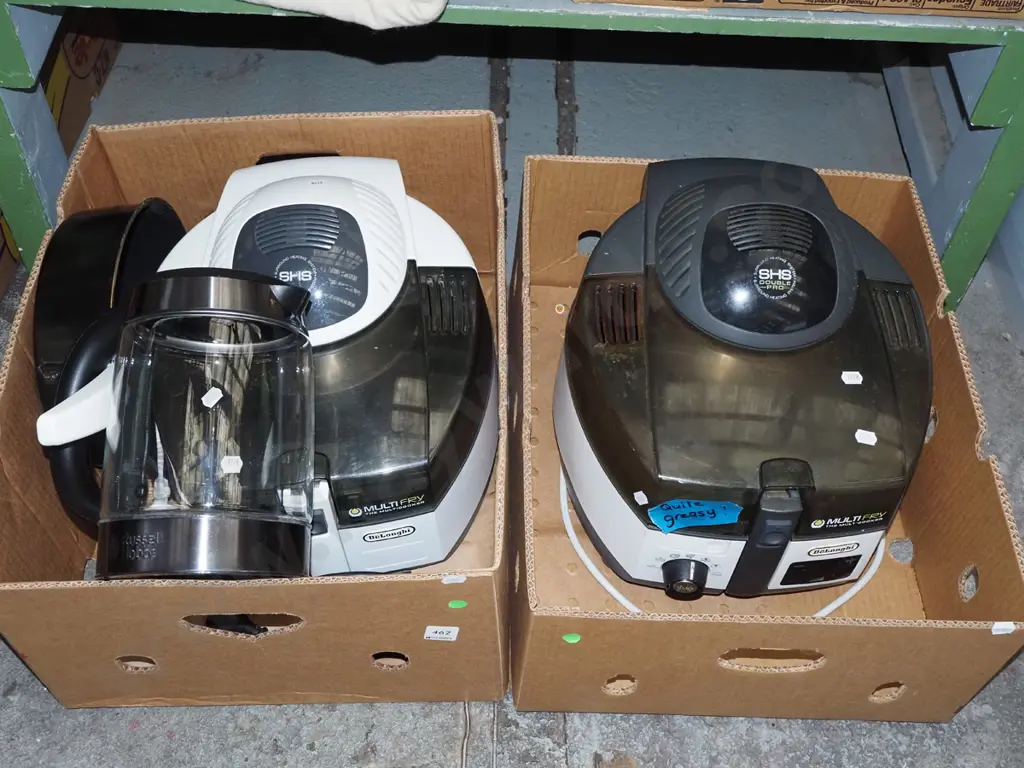 2x boxes of kitchen appliances; Delonghi fryer cookers, Russell Hobbs jug - one cooker needs a clean Image 1++
