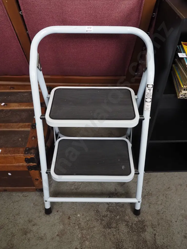 small 2 step ladder Image 1++