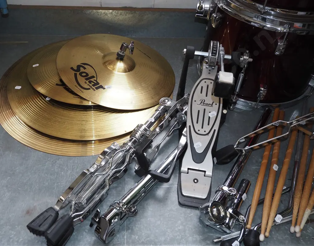 Pearl Target series drum kit including cymbals, stands, pedals, seat Image 1++