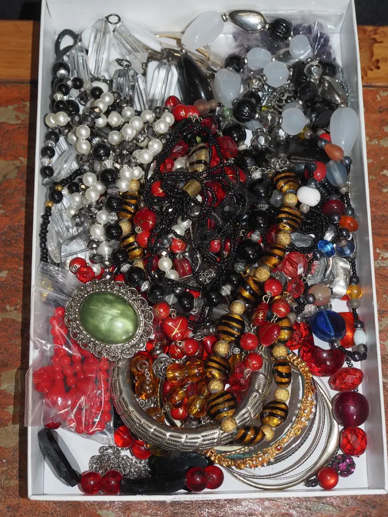 box; costume jewellery Image 1++