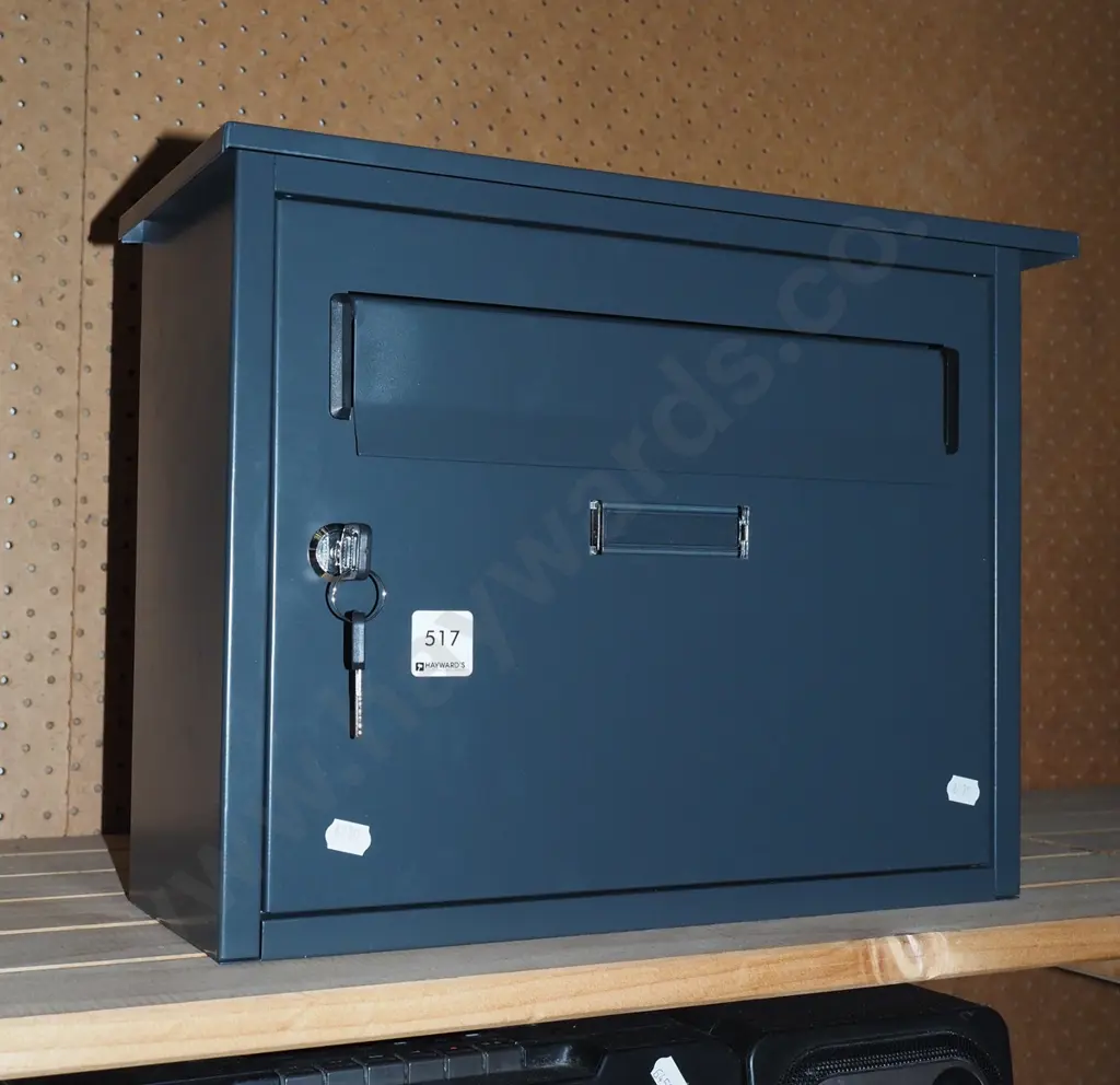 as new metal lockable letter box H300 W390 D170 Image 1++