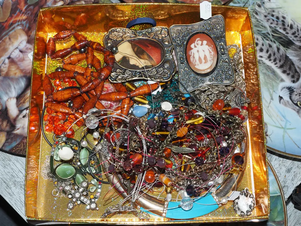 tray of costume jewellery Image 1++