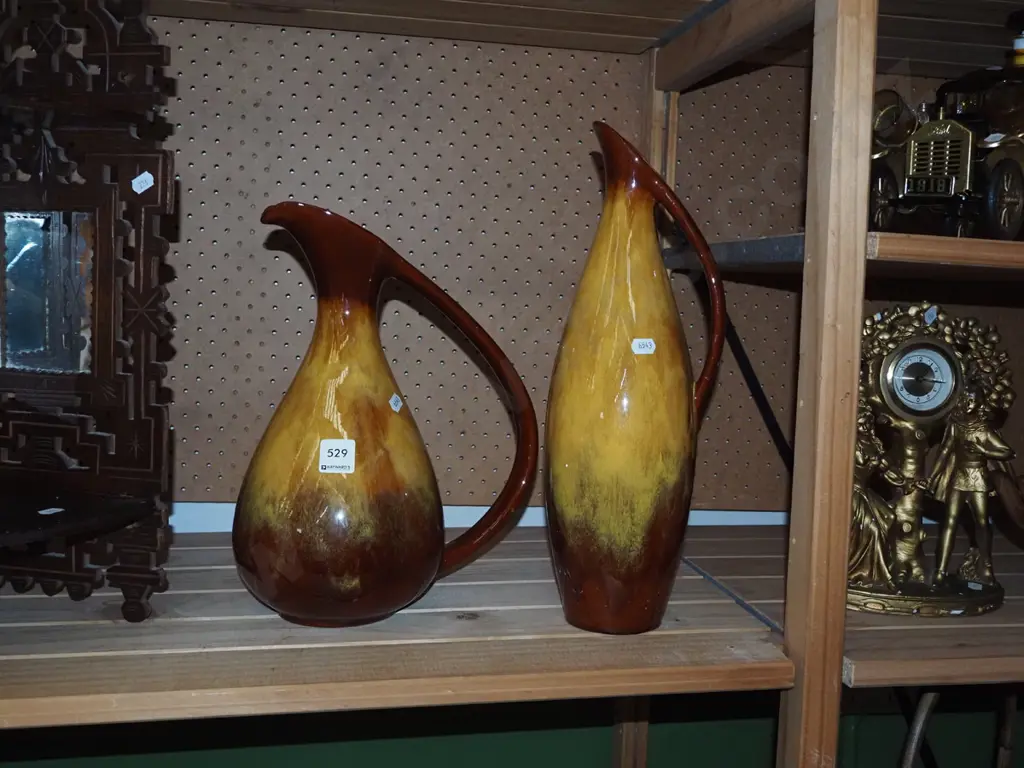 2x Blue Mountain ewer vases H380 Image 1++