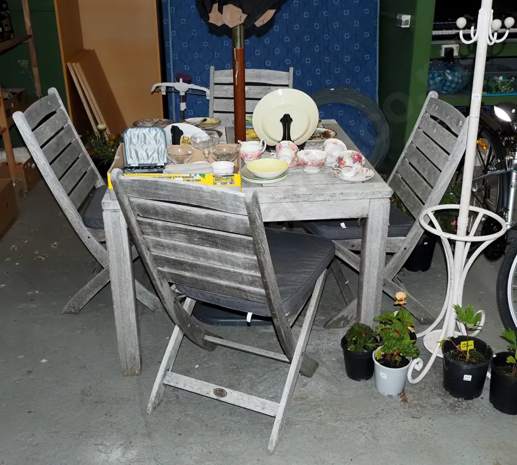 square Icarus hardwood outdoor table, umbrella and 4 chairs Image 1++