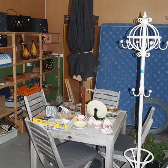 square Icarus hardwood outdoor table, umbrella and 4 chairs