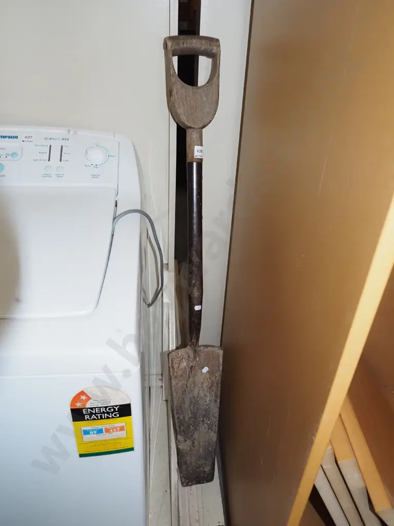 vintage wooden handled tree spade - has crack and damage to handle Image 1++