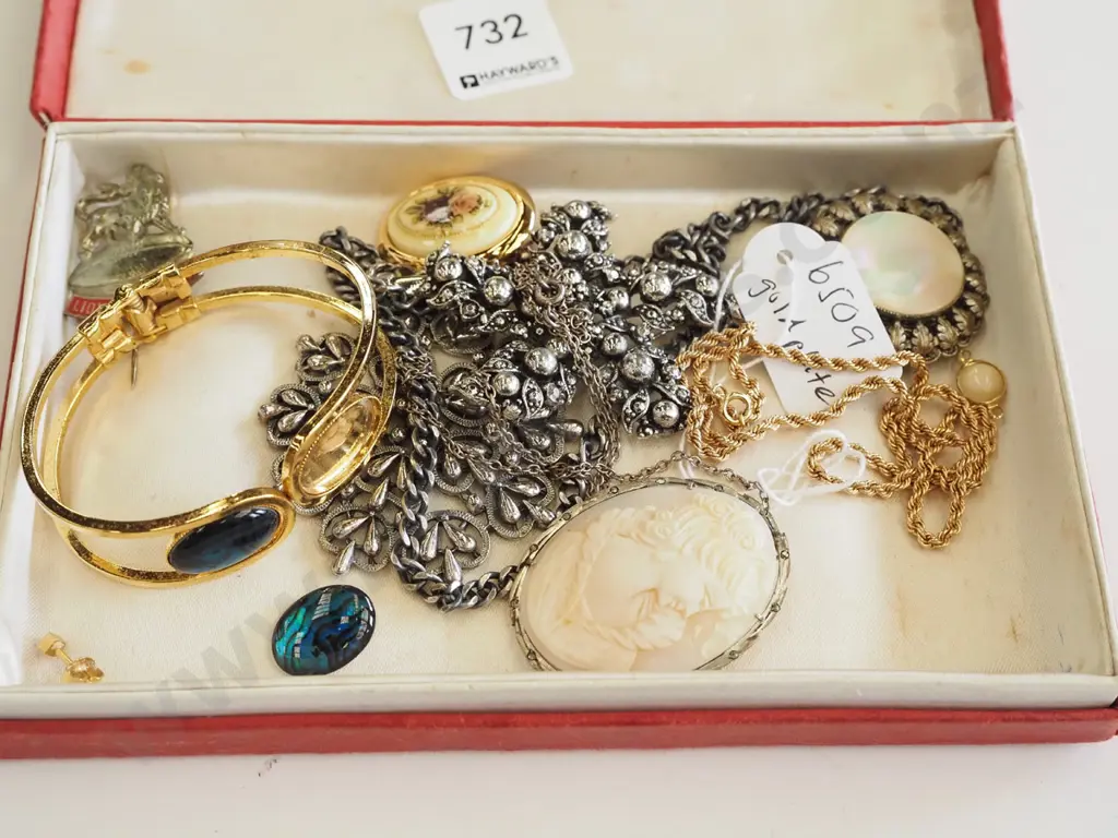 tray of costume jewellery Image 1++
