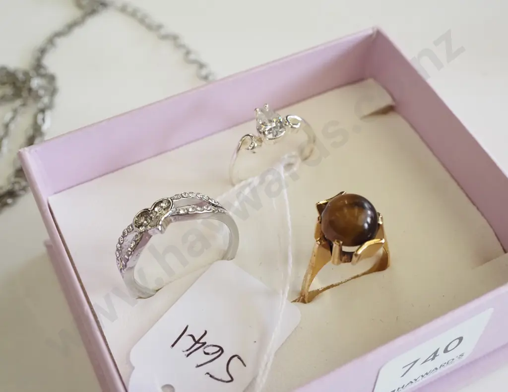 tray of costume jewellery rings and pendant on chain Image 1++