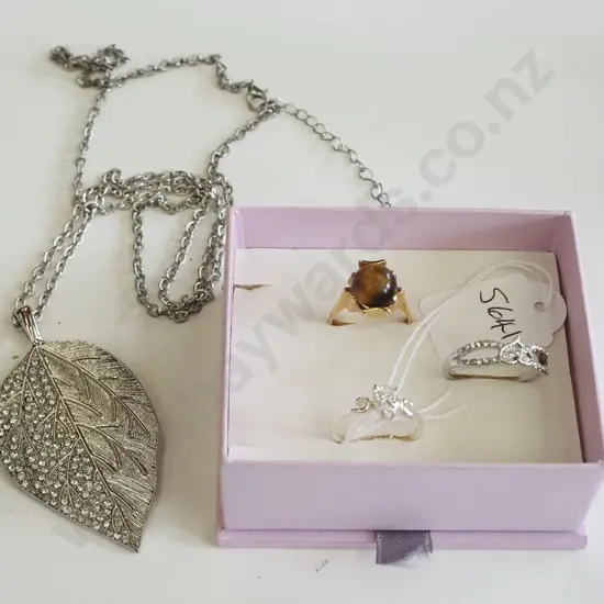 tray of costume jewellery rings and pendant on chain