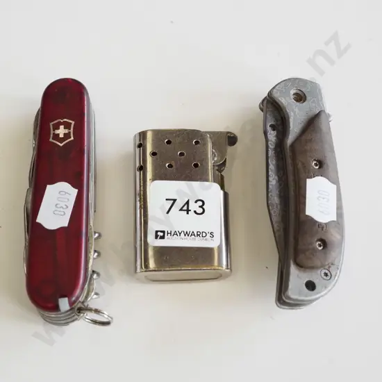 2x pocket knives, lighter