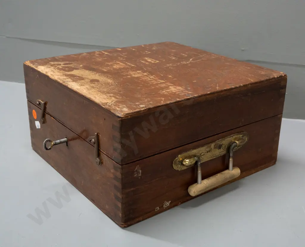 vintage sextant in fitted timber case with Husun / London marks, with eyepieces and accessories, case lockable, has key. Image 1++