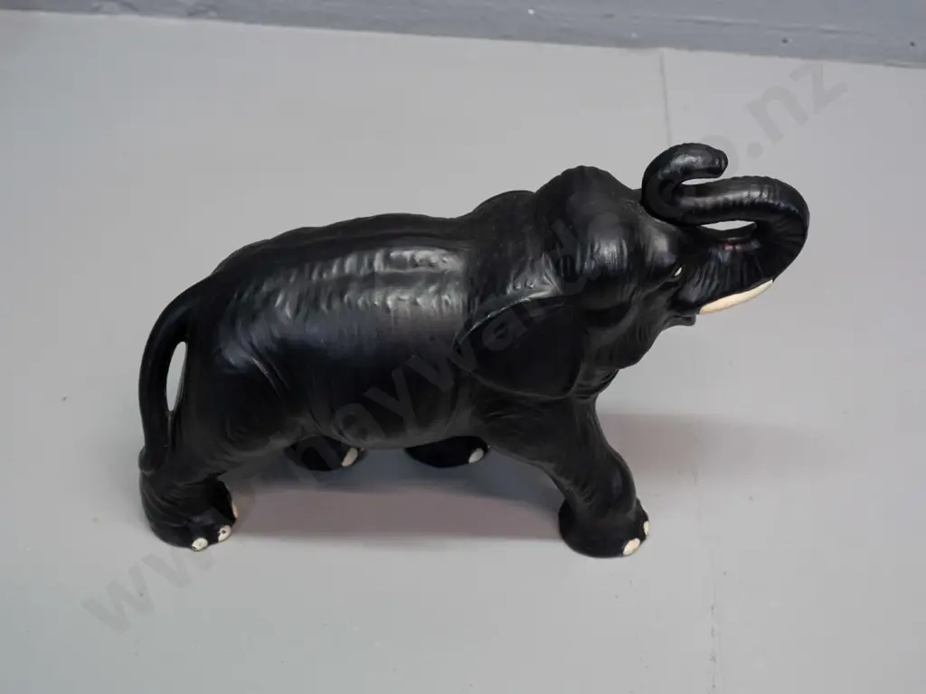 vintage Sylvac elephant - marked Made in England / No. 770. Some rubbing to tusk. H-185 L-250 Image 1++