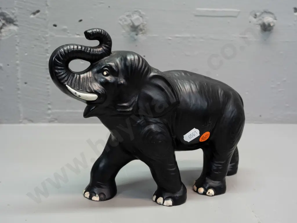 vintage Sylvac elephant - marked Made in England / No. 770. Some rubbing to tusk. H-185 L-250 Image 1++