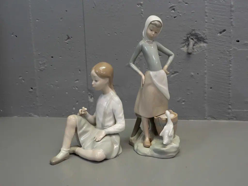 2 Lladro figurines - seated girl with flower and girl with duck H-240 Image 1++