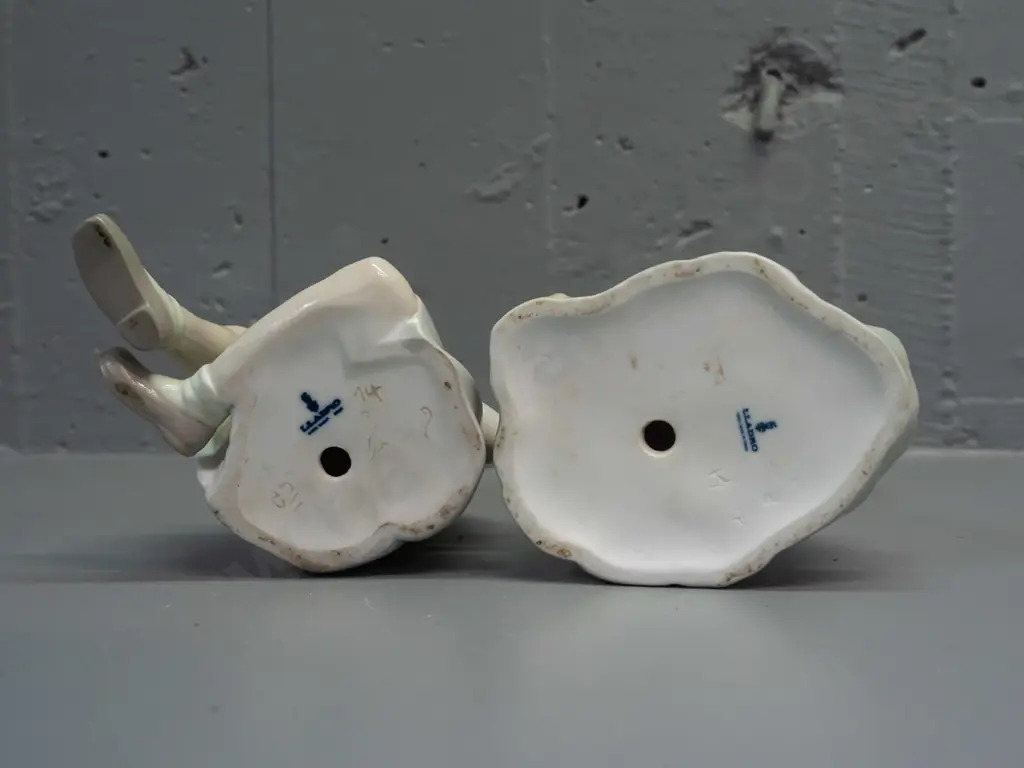 2 Lladro figurines - seated girl with flower and girl with duck H-240 Image 1++