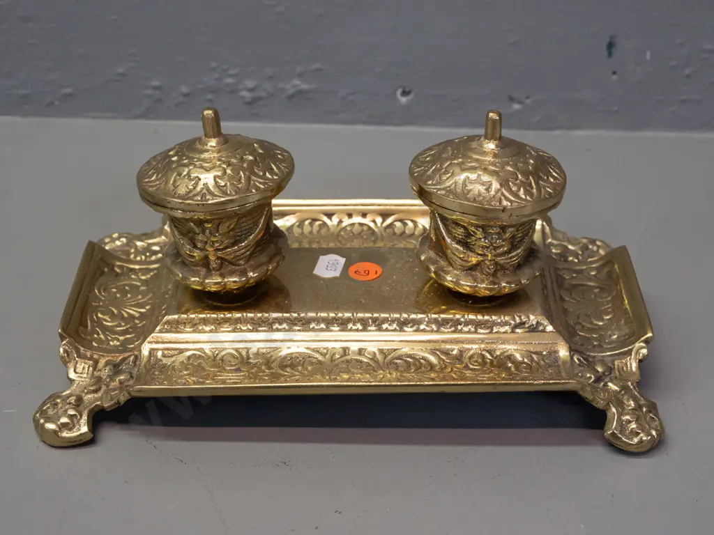 cast brass desk inkwell set with hinged lids, 2 porcelain inkwells H-110 W-240 D-135 Image 1++