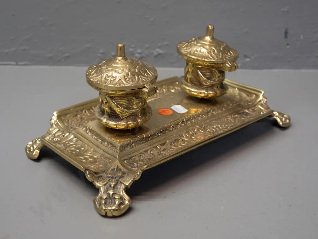 cast brass desk inkwell set with hinged lids, 2 porcelain inkwells H-110 W-240 D-135 Image 1++