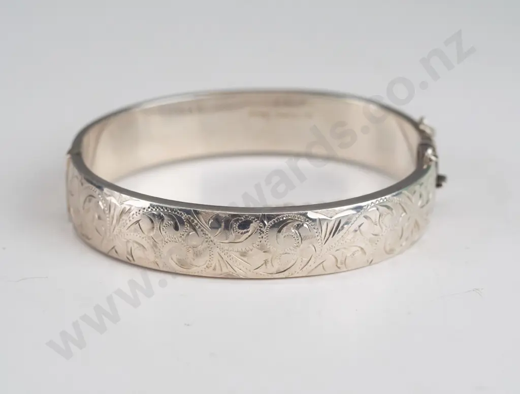 silver bangle with half engraved safety chain broken stamped 925 Image 1++