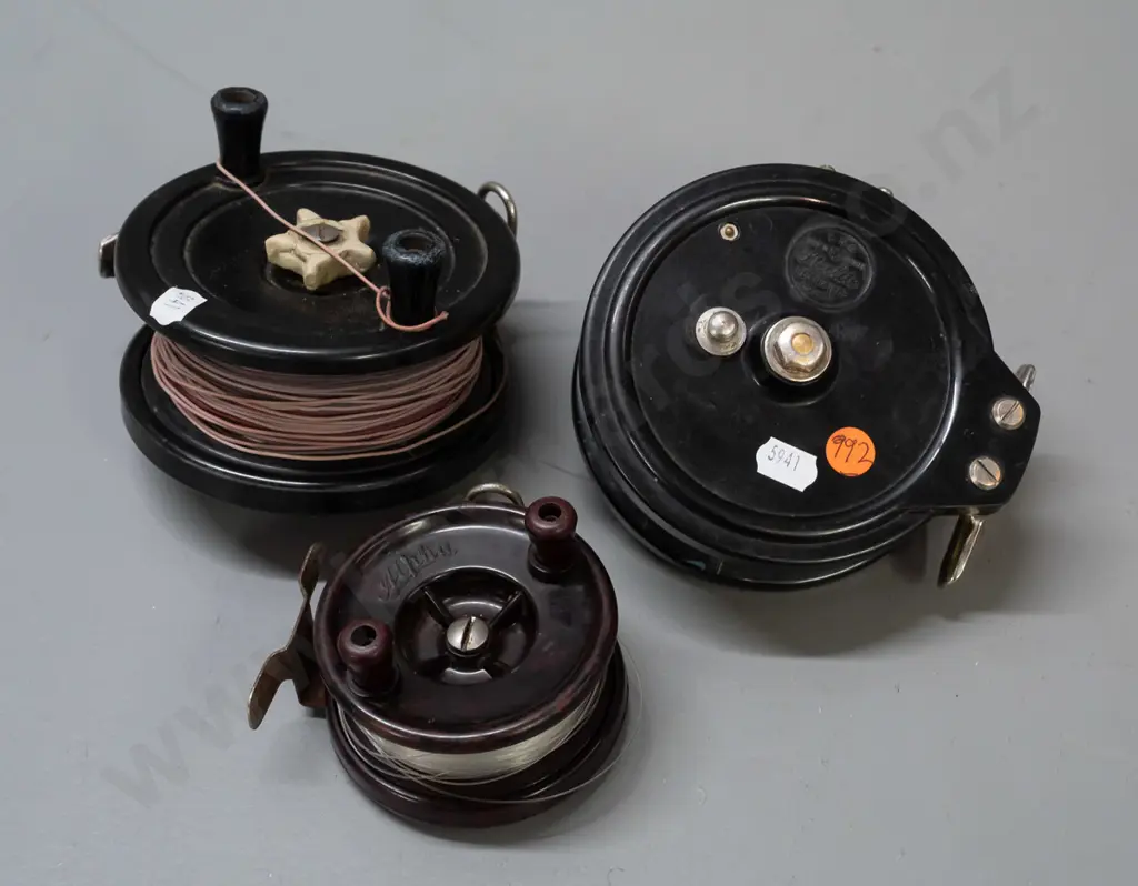 3 vintage bakelite fishing reels - larger 2 are Steelite Australia D-120 (one has some damage) & smaller marked Alpha Image 1++