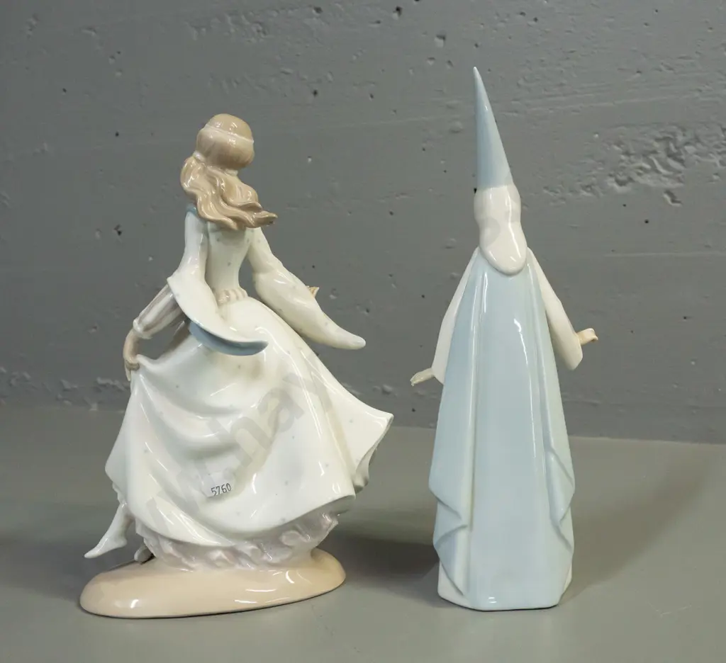 2 Lladro figurines - woman with one shoe and a sorceress with tall hat H-290 Image 1++