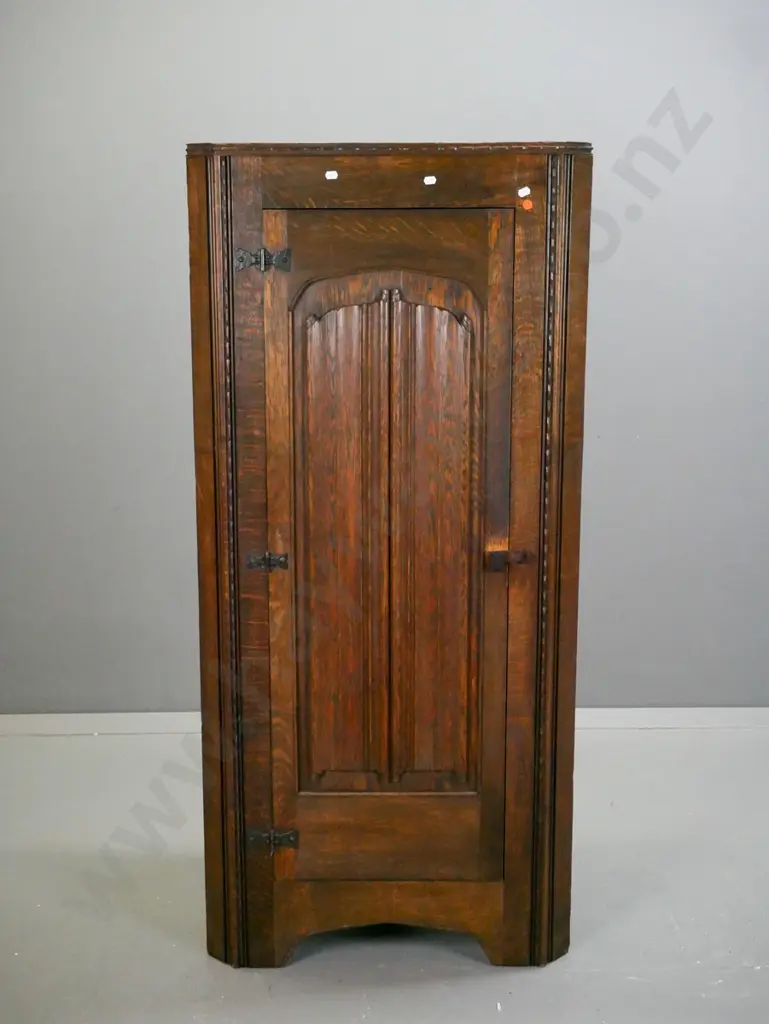 vintage oak corner cupboard with linen-fold panelled door, butterfly strap hinges, wooden door latch H-1340 W-620 D-370 Image 1++