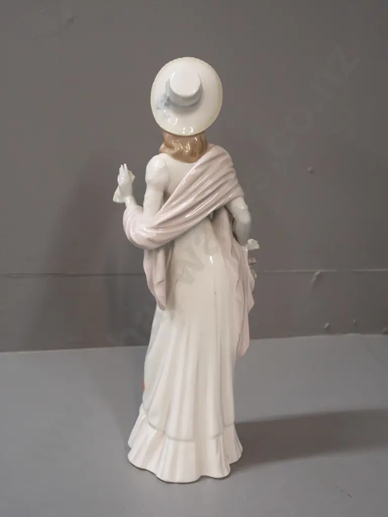 large Lladro figurine: standing woman with shawl H-350 W-110 across base Image 1++