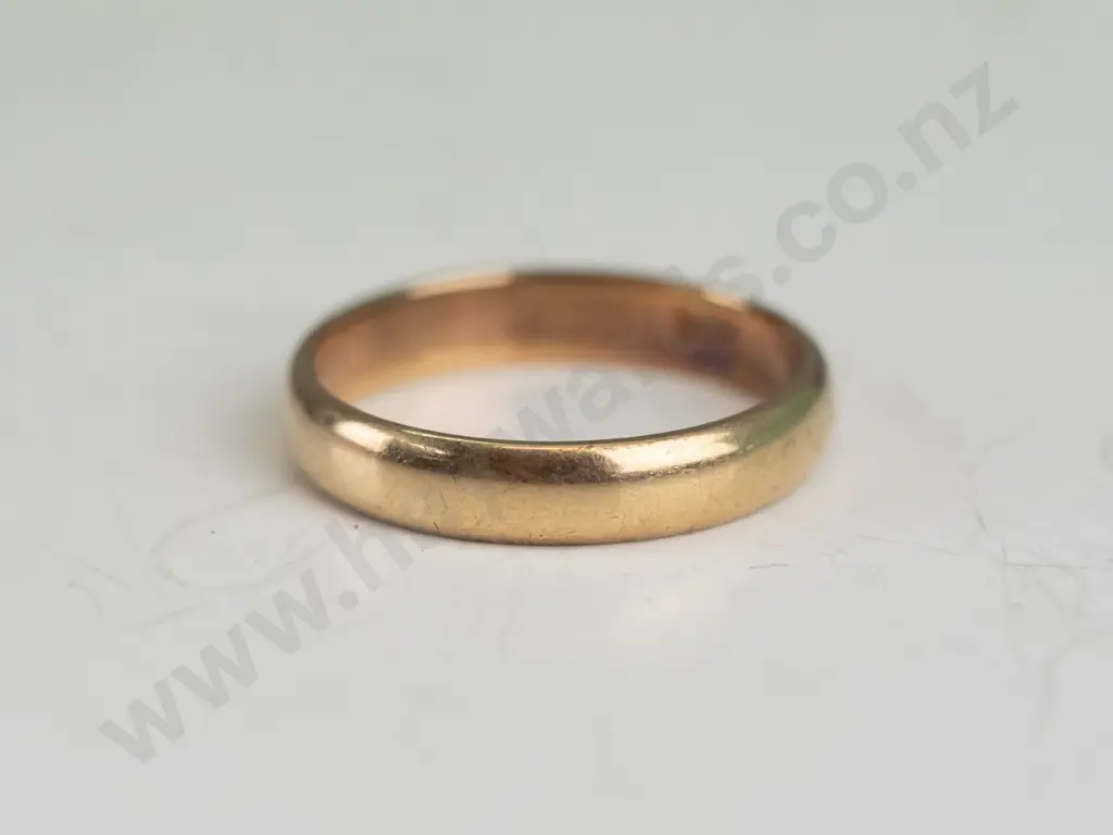 18ct wedding band 4.1gms Image 1++