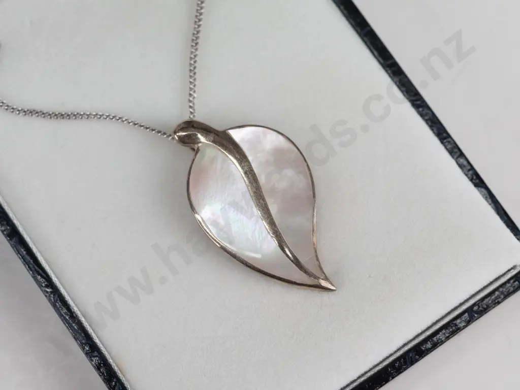silver mother of pearl necklace stamped 925 Image 1++