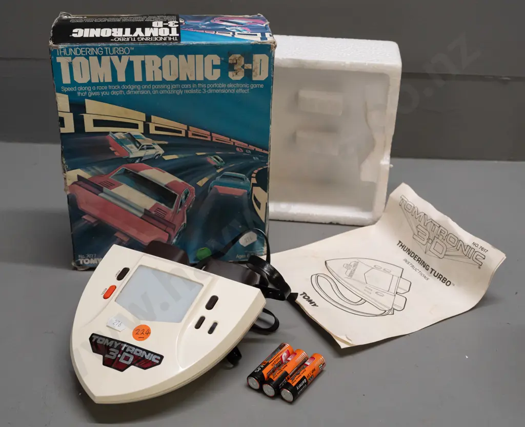 Tomytronic 3-D hand-held game with original box and instruction pamphlet - powers up, battery contacts are clean Image 1++