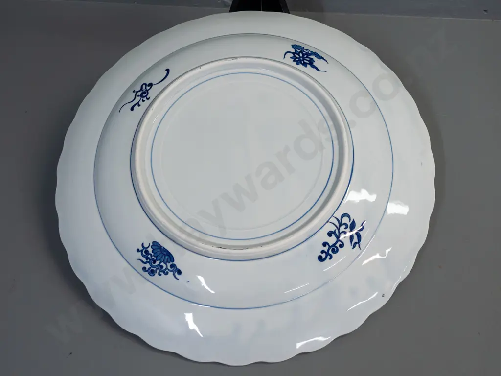 Imari charger with cranes and floral motifs, gilded rim, with folding wood plate stand D-420 Image 1++