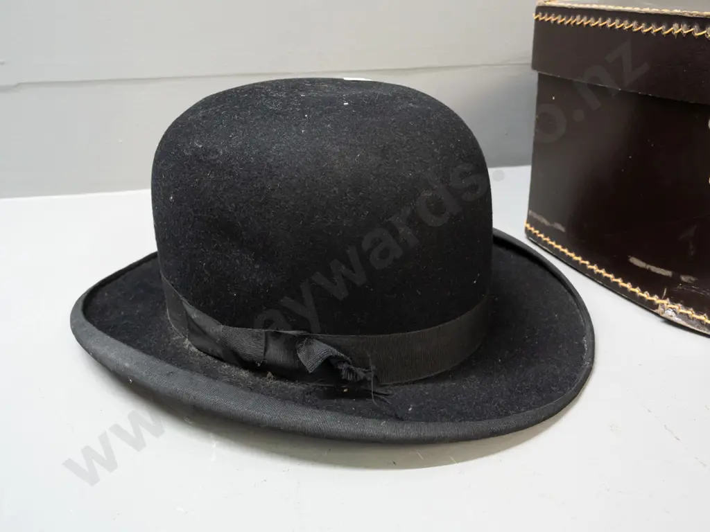 vintage bowler hat w/Thompson & Beatty Invercargill & Gore label, marked London, size 6 7/8, and a fibre board hat box Image 1++