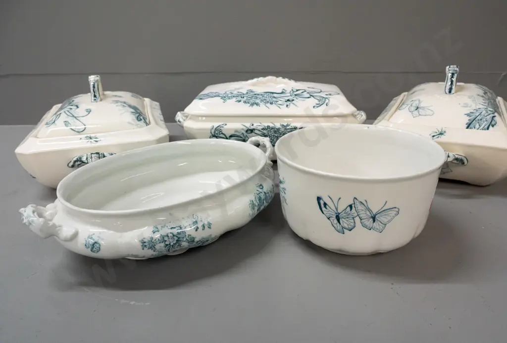 Victorian blue and white serving ware - 3 lidded vegetable dishes and a round bowl in poppy and butterfly motif, one Image 1++