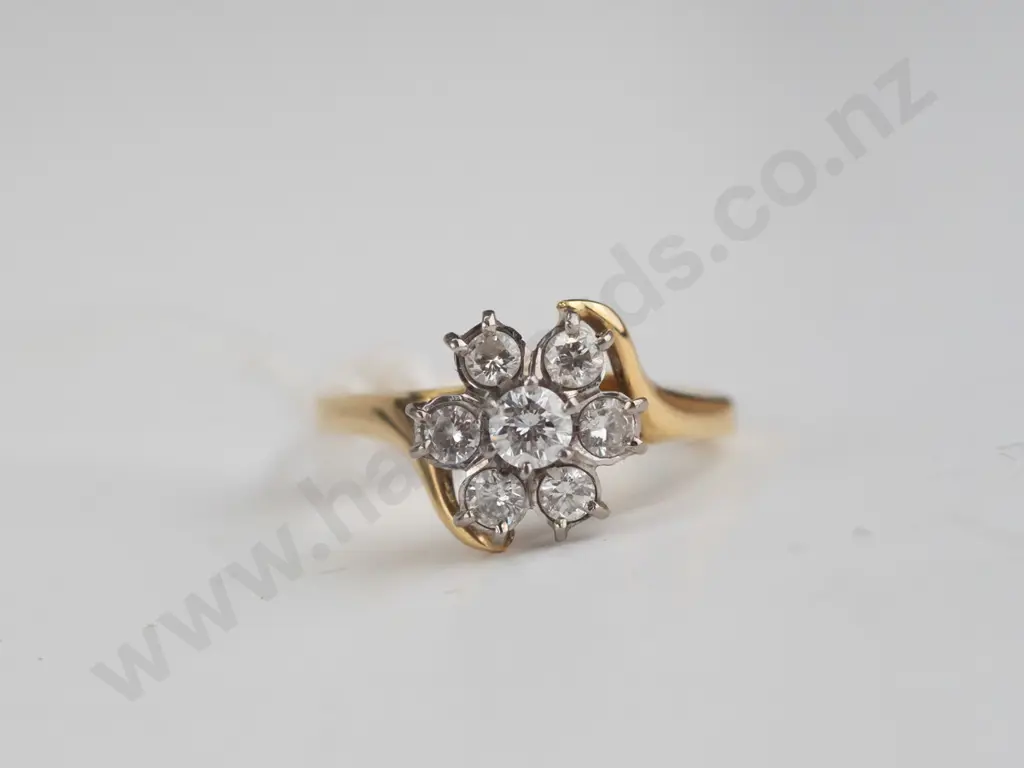 18ct gold 7 diamond cluster ring size L (3.45gm) Image 1++