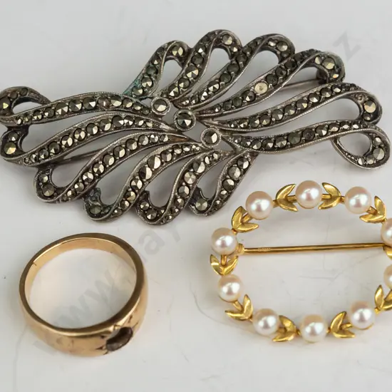 gold plated oval 10 cultured pearl brooch 3.3gms,  marquisite spray brooch & gold band ring no stone & no mark 4.8gms