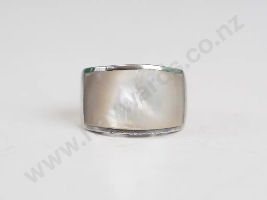 silver mother of pearl ring stamped 925 Image 1++